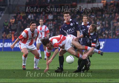 17 April 1999
PSV-NEC
Ruud v Nistelrooy gaat over de knie