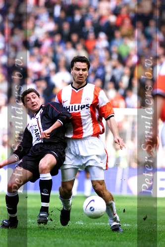 4 April 1999
PSV-AJAX 3-1
Shota Arveladze in duel met Yuri Nikiforov