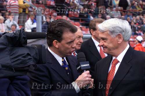 4 April 1999
Sierd de Vos intervieuwt Bobby Robson voor aanvang van de wedstrijd PSV-AJAX 3-1