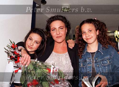 Amsterdam, 31 Maart 1999
Yvonne de Vries met haar twee dochters
Yvonne Gullit met haar twee dochters Felicity en Germaine