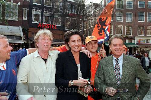 Amsterdam 31 Maart 1999
Yvonne de Vries met naast haar Henny Cruyff en schrijver van het boek Bert Hiddema.
Yvonne Gullit