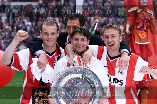 Eindhoven 30 april 2000
PSV landskampioen 1999-2000
Kaspar Bogelund, Jan Heintze en Dennis Rommedahl
Ernie Brandts