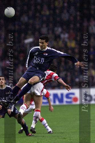 Eindhoven 31 maart 2000
PSV-AZ
AZs speler El Hadrioui in duel met Mark v Bommel