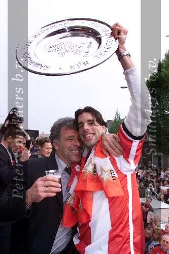Eindhoven, 30 april 2000
PSV-RKC, eindstand 7-1
PSV vier hierna het officiele landskampioenschap seizoen 1999/2000
Ruud v nistelrooy en Erik Gerets
