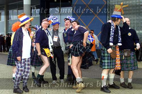 Arnhem, 26 april 2000
Nederland-Schotland, eindstand 0-0
Frits Korbach met schotse supporters
In kilt en blote kont
