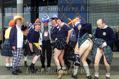 Arnhem, 26 april 2000
Nederland-Schotland, eindstand 0-0
Frits Korbach met schotse supporters
in Kilt en blote kont en piemel