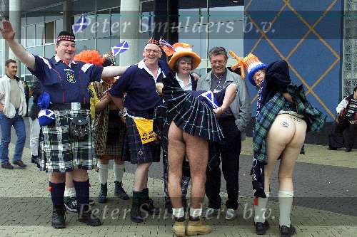 Arnhem, 26 april 2000
Nederland-Schotland, eindstand 0-0
Frits Korbach met schotse supporters in kilt en blote kont