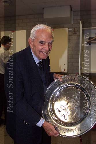 Eindhoven 30 april 2000
PSV landskampioen 1999-2000
Frits Philips met kampioensschaal