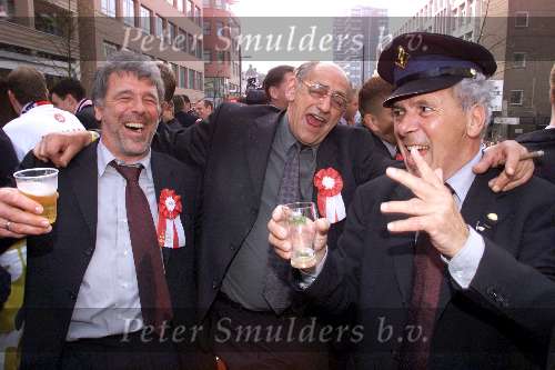 Eindhoven, 30 april 2000
PSV Landskampioen 
Feest na de wedstrijd PSV-RKC, eindstand 7-1

Harry v Kemenade samen met Erik Gerets en Harryv Raaij


PETER SMULDERS BV