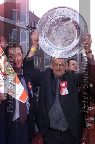 Eindhoven, 30 april 2000
PSV Landskampioen 
Feest na de wedstrijd PSV-RKC, eindstand 7-1
Harry v Kemenade met de kampioensschaal en Ernie Brandts