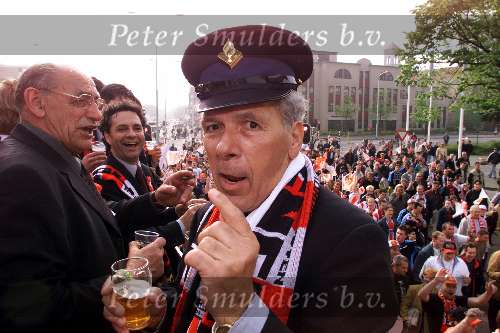 Eindhoven, 30 april 2000
PSV Landskampioen 
Feest na de wedstrijd PSV-RKC, eindstand 7-1
Harry v Raaij met politiepet