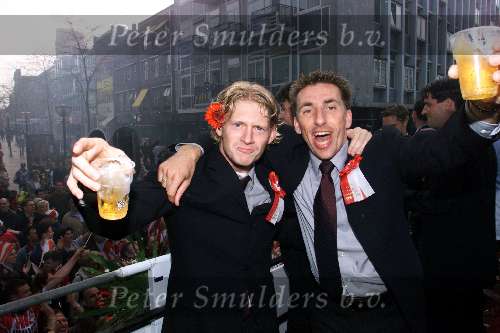 Eindhoven, 30 april 2000
PSV Landskampioen 
Feest na de wedstrijd PSV-RKC, eindstand 7-1

Bjorn v d doelen met glas bier en Iwan


PETER SMULDERS BV