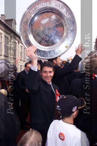 Eindhoven, 30 april 2000
PSV Landskampioen 
Feest na de wedstrijd PSV-RKC, eindstand 7-1
Jan Heintze met de kampioensschaal