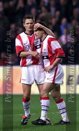 Eindhoven, 1 april 2000
PSV-AZ, eindstand 5-1
Johan Vogel fekiciteert Stinga met zijn treffer