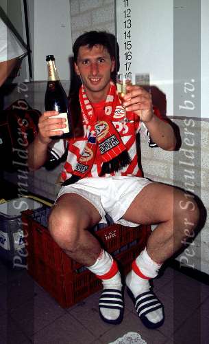 Eindhoven, 25 mei 1997
PSV Landskampioen
Op de foto  LUC NILIS met champagne