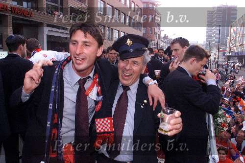Eindhoven, 30 april 2000
PSV-RKC, eindstand 7-1
PSV vier hierna het officiele landskampioenschap seizoen 1999/2000
Voorzitter Harry v Raaij met Luc Nilis