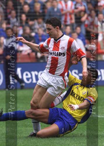 Eindhoven, 30 april 2000
PSV Landskampioen 
Feest na de wedstrijd PSV-RKC, eindstand 7-1
Mark v bommel met Nascimento