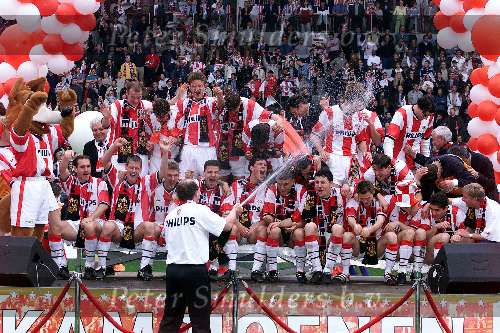 Eindhoven 30 april 2000
PSV landskampioen 1999-2000
Mart vd Heuvel met champagne