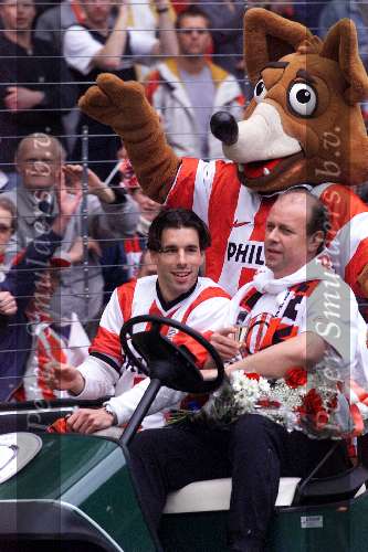 Eindhoven, 30 april 2000
PSV Landskampioen 
Feest na de wedstrijd PSV-RKC, eindstand 7-1
Ruud v Nistelrooy met Mart v d Heuvel op de buggy
