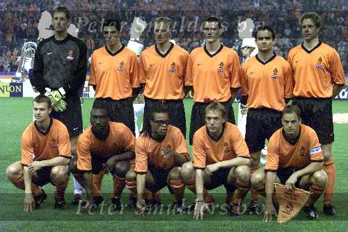 Arnhem, 26 april 2000
Vriendschappelijk interland Nederland-Schotland, eindstand 0-0
Staande v.l.n.r.: Edwin v d Sar, Roy Makaay, Dennis Bergkamp, Andre Ooijer, Marc Overmars en Bert Konterman
gehurkt v.l.n.r.: Arthur Numan, Hasselbaink, Edgar Davids, Paul Bosvelt en Frank de Boer.