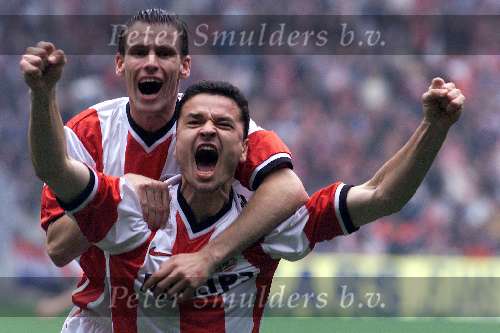 Eindhoven, 30 april 2000
PSV-RKC, eindstand 7-1
PSV vier hierna het officiele landskampioenschap seizoen 1999/2000 Nikiforov blij met zijn doelpunt met op zijn rug Andre Ooijer