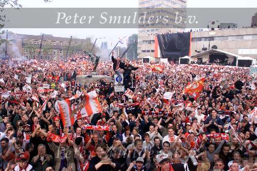 Eindhoven, 30 april 2000
PSV-RKC, eindstand 7-1
PSV vier hierna het officiele landskampioenschap seizoen 1999/2000
Supporters PSV op het plein bij het gemeentehuis