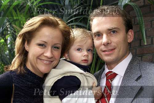 Amsterdam 1 april 2000
Pauline Huizinga met haar man en zoontje