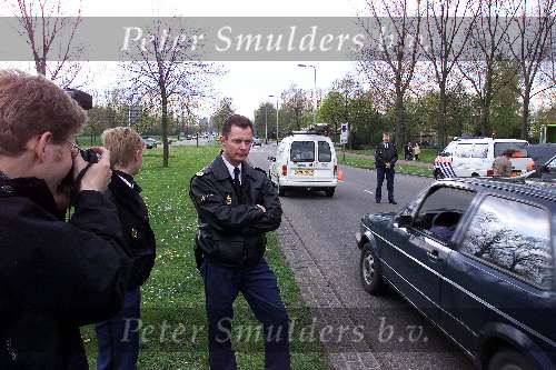 Den Bosch 18 april 2000
Politie controleert bij binnenkomst in Den Bosch auto\\\'s op AJAX Supporters.