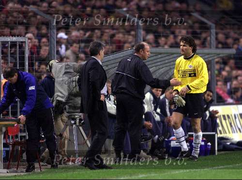 Eindhoven, 1 april 2000
PSV-AZ, eindstand 5-1
Rode kaart voor Ronald Waterreus  Mart v d Heuvel