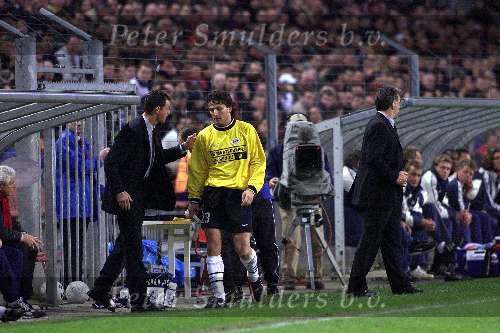 Eindhoven 31 maart 2000
PSV-AZ
Ronald waterreus na zijn rode kaart. verder op de foto Erik Gerets en Ernie Brandts