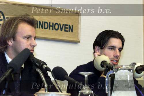 Eindhoven, 21 april 2000
Persconferentie Ruud v Nistelrooy nadat bekend is gemaakt dat hij gaat tekenen voor Manchester United
hier met zijn managerRoger Lindse