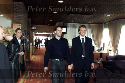 Eindhoven, 21 april 2000
Persconferentie Ruud v Nistelrooy nadat bekend is gemaakt dat hij gaat tekenen voor Manchester United hier met zijn manager Roger Lindse