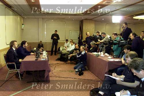 Eindhoven, 21 april 2000
Persconferentie Ruud v Nistelrooy nadat bekend is gemaakt dat hij gaat tekenen voor Manchester United hier met de verzamelde pers en zijn manager Roger Lindse