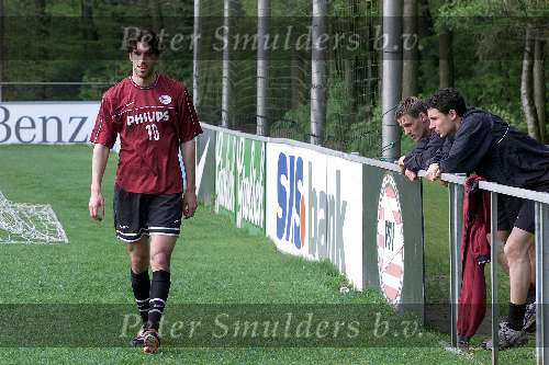 Eindhoven 27 april 2000
1e training Ruud v Nistelrooy na keuring Manchester United.
Marc van Bommel en Andre Ooijer kijken toe