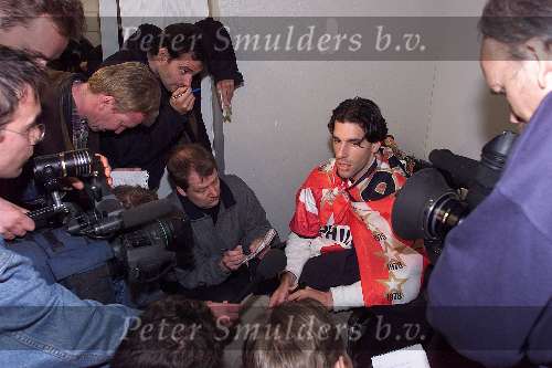 Eindhoven 30 april 2000
PSV landskampioen 1999-2000
Ruud v Nistelrooystaat pers te woord