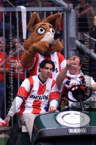 Eindhoven, 30 april 2000
PSV Landskampioen 
Feest na de wedstrijd PSV-RKC, eindstand 7-1
Ruud v Nistelrooy met Mart v d Heuvel op de buggy