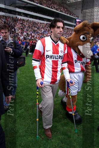Eindhoven, 30 april 2000
PSV-RKC, eindstand 7-1
PSV vier hierna het officiele landskampioenschap seizoen 1999/2000
Ruud v Nistelrooy op krukken en Phoxy
