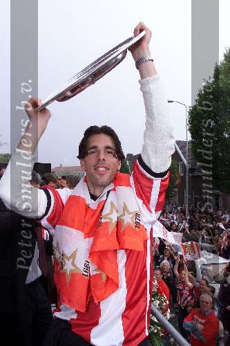 Eindhoven 30 april 2000
PSV landskampioen 1999-2000
Ruud v Nistelrooy met de schaal