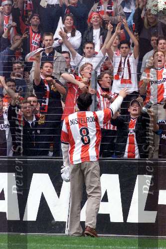 Eindhoven, 30 april 2000
PSV Landskampioen 
Feest na de wedstrijd PSV-RKC, eindstand 7-1
Ruud v Nistelrooy bedankt het PSV-publiek