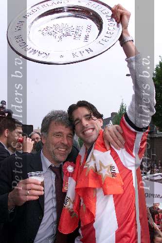 Eindhoven, 30 april 2000
PSV-RKC, eindstand 7-1
PSV vier hierna het officiele landskampioenschap seizoen 1999/2000
Ruud v Nistelrooy samen met Erik Gerets