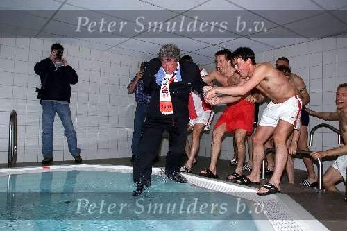 Eindhoven 30 april 2000
PSV landskampioen 1999-2000
Willibrord Frequin wordt in bad gegooid door psv spelers