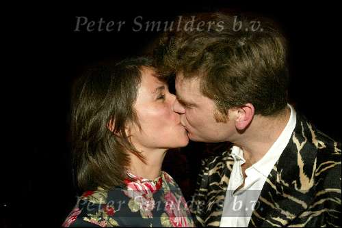 Amsterdam 9 februari 2004
Premiere FEESTJE in Tushinski.
Beau v Erven Dorens kussend met zijn vrouw Selly