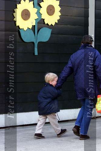 Hoog Keppel 23 april 2001
Brigitte Klijnstra brengt haar zoontje voor het eerstnaar school. Prins Carlos was er niet bij.