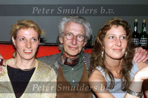 Amsterdam, 11 april 2001
Feest t.g.v. 60 jarige JOOP BRAAKHEKKE
Harry Mulisch met vrouw en dochter(R)