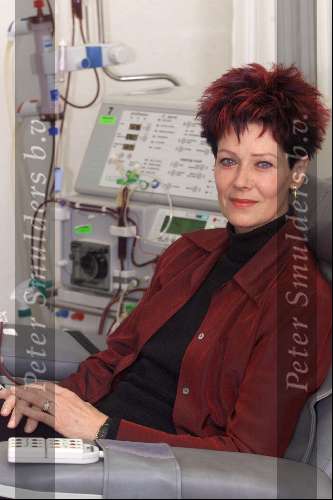 Enschede 9 april 2001
Hermien Timmerman in het ziekenhuis.
Dialyse-apparaat