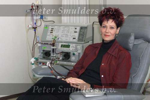 Enschede 9 april 2001
Hermien Timmerman in het ziekenhuis.
Dialyse-apparaat