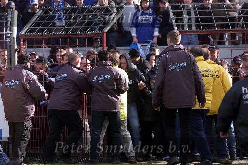 Eindhoven, 28 april 2001
Wedstrijd tussen EVV Eindhoven -FC Den Bosch, eindstand 2-2. Supporters FC Den bosch tijdens rellen
De ME houdt toezicht    Hooligans     Mobiele eenheid