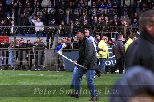 Eindhoven, 28 april 2001
Wedstrijd tussen EVV Eindhoven -FC Den Bosch, eindstand 2-2. Supporters FC Den bosch tijdens rellen
Hooligans met bivakmutsen