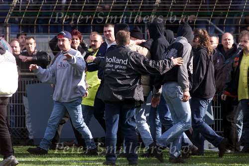 Eindhoven, 28 april 2001
Wedstrijd tussen EVV Eindhoven -FC Den Bosch, eindstand 2-2. Supporters FC Den bosch tijdens rellen
Hooligans met bivakmutsen