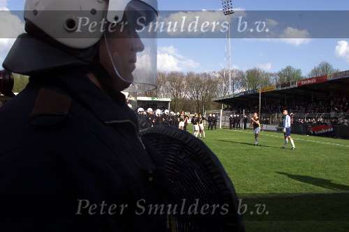 Eindhoven, 28 april 2001
Wedstrijd tussen EVV Eindhoven -FC Den Bosch, eindstand 2-2. Supporters FC Den bosch tijdens rellen
De ME houdt toezicht    Hooligans     Mobiele eenheid